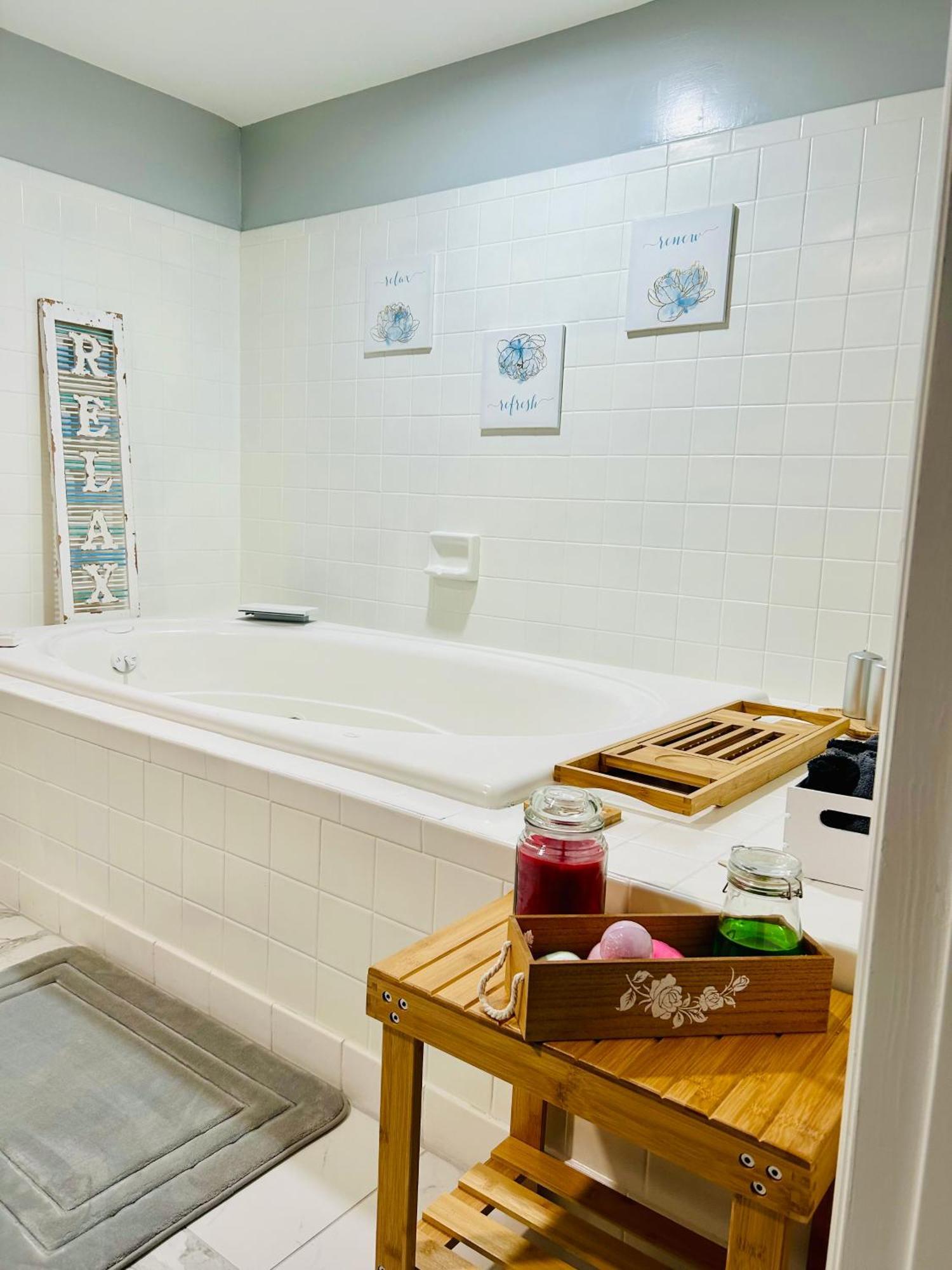 Comfy Lower Lvl Apt With Jetted Tub Near Uptown And Unc シャーロット エクステリア 写真